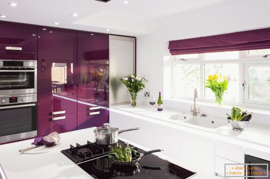 Proiectarea unei bucătării spațioase, violet-albe