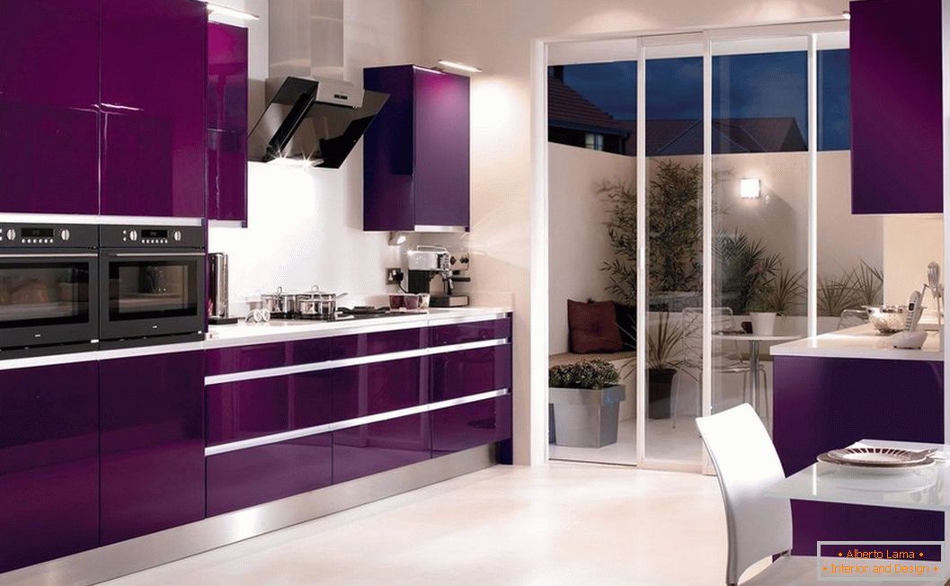 Design de bucatarie violet со шкафом-купе