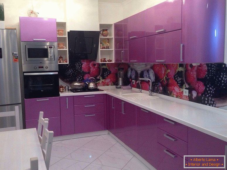 Purple bucătărie cu elemente de negru și alb