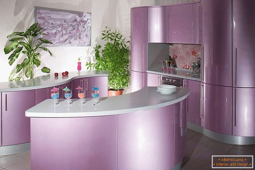 Design neobișnuit de bucătărie violet