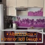 Proiectarea unei bucătării mici purpurii с цветочными вставками