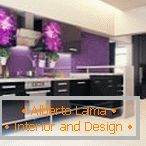 Bucătărie în tonuri negre și violet