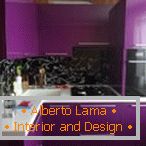 Culoarea purpurie în designul unei bucătării mici