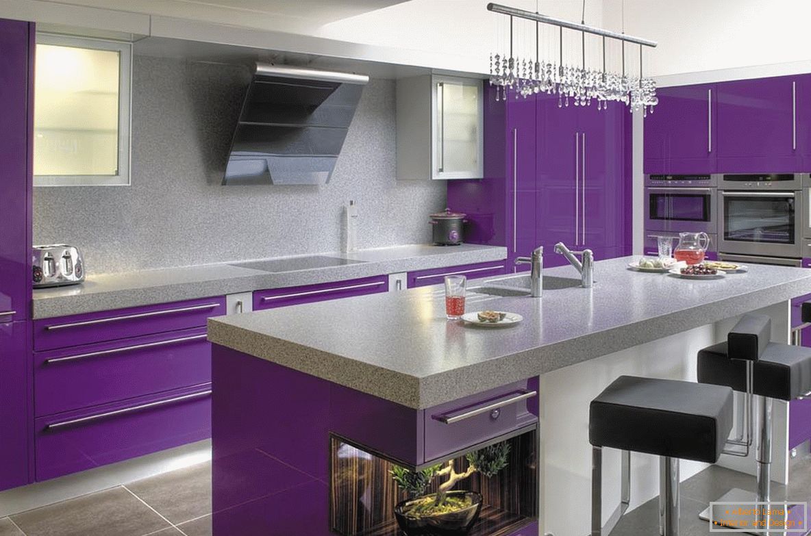 Bucătărie elegantă violet с обеденной зоной
