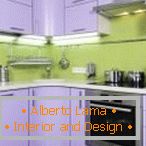 Proiectarea unei bucătării mici verde și violete
