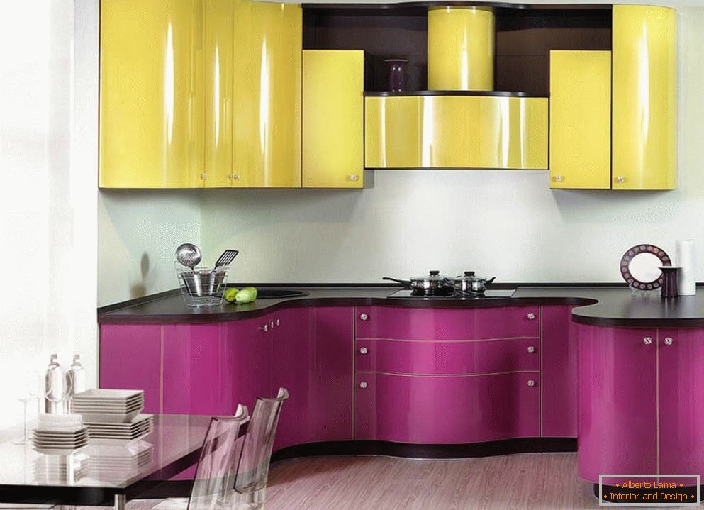 Bucătărie galbenă violet în stil Art Nouveau