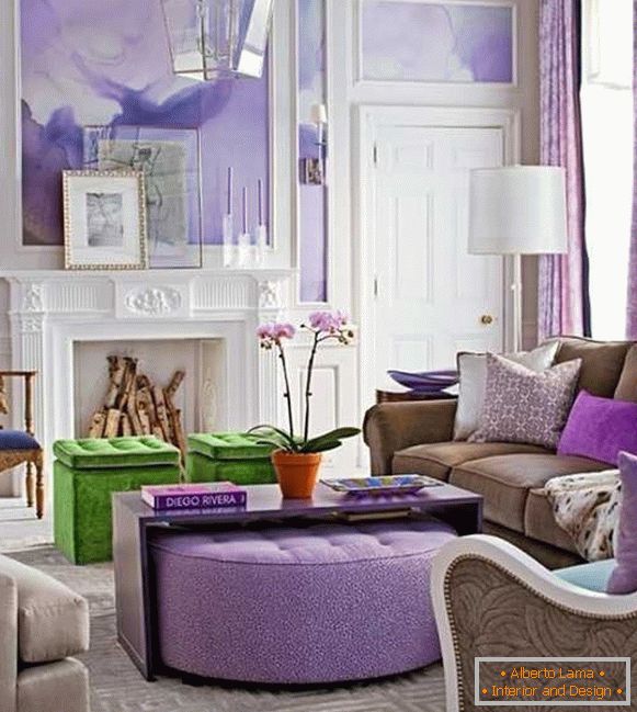 Luminos violet în camera de zi cu șemineu