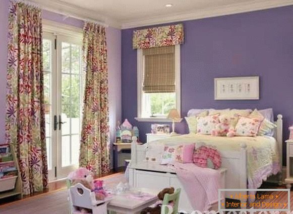 Cameră pentru copii în flori violet