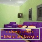 Mobilier violet și pereți verzi