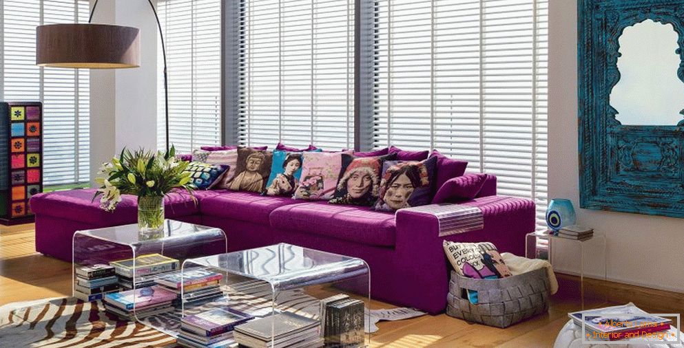 Perne colorate pe canapea purpurie