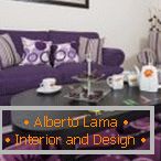 Un interior confortabil al livingului în mobilier violet