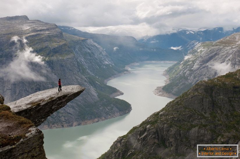 Interpretare foto a rockului Trolltunga, Norvegia, fotograf Till Hanten
