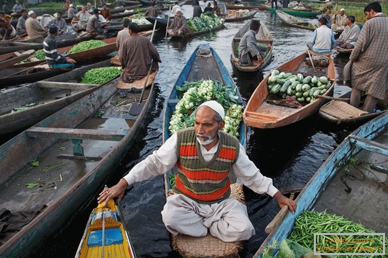 Vânzător pe o barcă, India