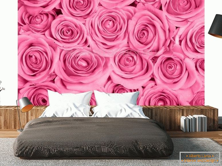 Trandafiri luminoase pe peretele din dormitor