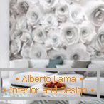 Trandafiri albi pe perete în camera de zi комнате