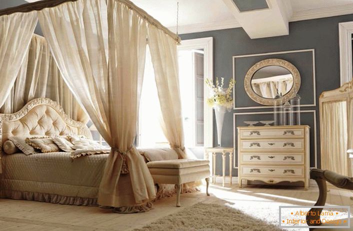 Un pat mare cu baldachin în dormitorul baroc.