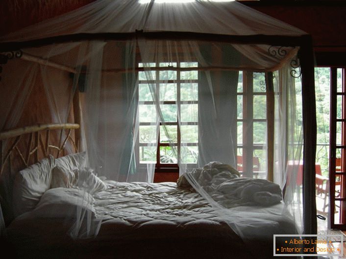 Copertină transparentă, subțire în dormitorul unei case de țară din sudul Italiei.