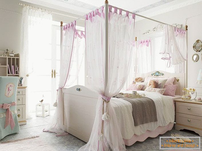 Design interior delicat în camera unei tinere doamne. Un baldachin semi-transparent în timpul somnului în timpul zilei va diminua lumina soarelui.