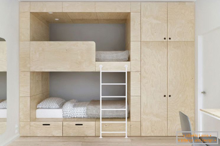 Built-in pat suprapus într-un dormitor mic