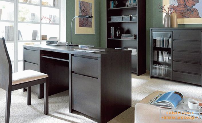 Biroul rafinat este decorat favorabil cu mobilierul din dulap. Inelele de mobilier alese corect armonizează aspectul general al interiorului.