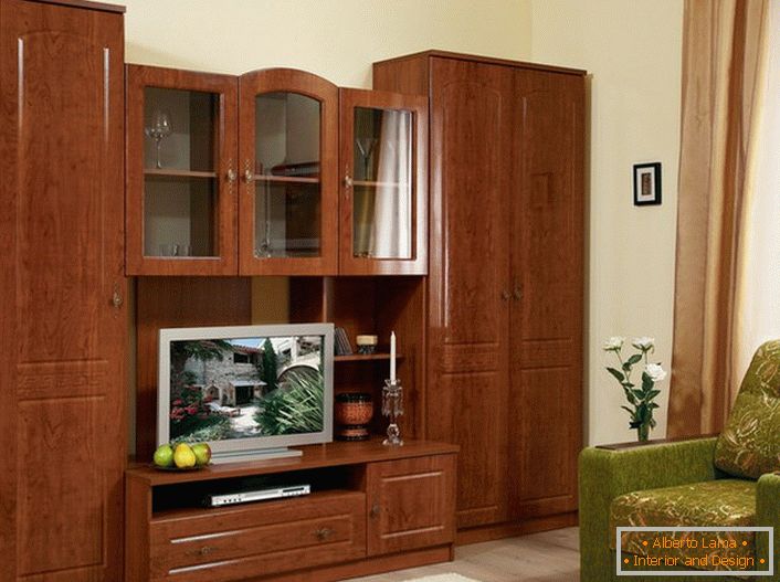 Perete pentru living în stil clasic. Mobilierul modular de culoare brun deschis este capabil și practic. 