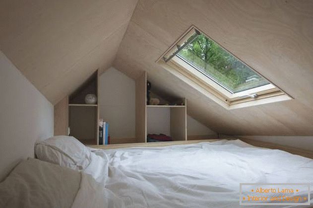 Dormitor sub tavan într-o casă de țară pe roți