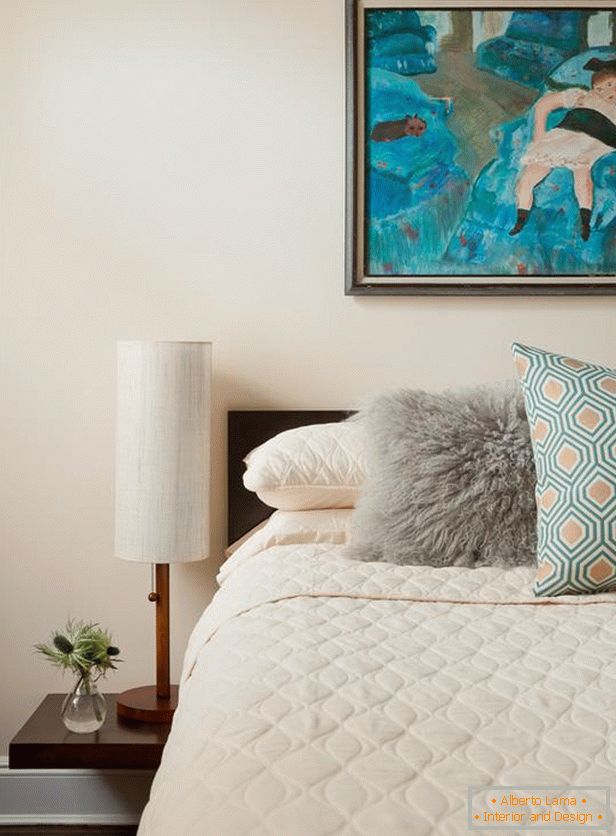 Dormitor în culori pastelate și model neobișnuit în culori turcoaz