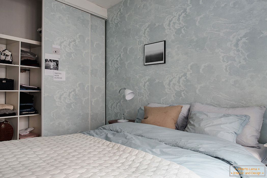 Interiorul dormitorului în tonuri albe și albastre