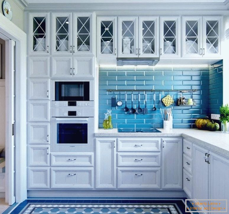 Bucătărie cu pereți și podea albastră