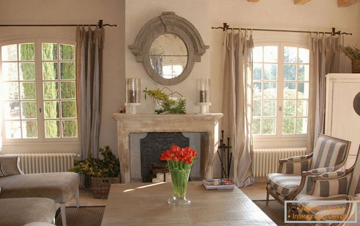 Camera de zi în stilul țării, cu note de romantism. Ferestrele frumoase mari și mobilierul confortabil. Idee grozavă pentru o familie mare.