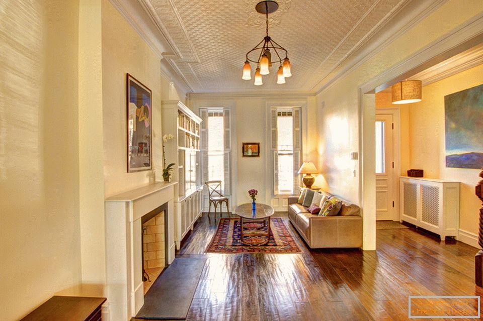 Interiorul unui living mic într-un stil victorian