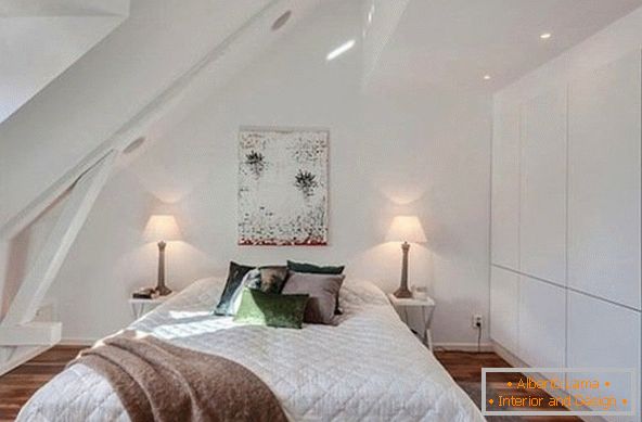 Interiorul unui dormitor mic la mansardă в белом цвете