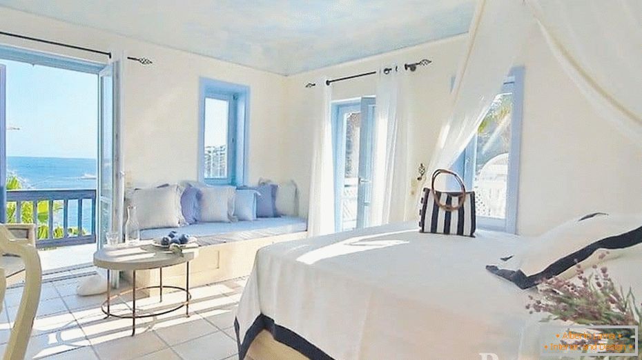 Dormitor foarte simplu, în stil grecesc, cu ferestre panoramice