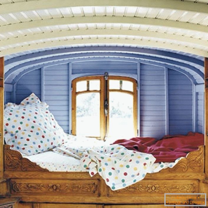 Detalii minunate în dormitor în stil rustic. Designerul a ales o locație neobișnuită pentru pat. Un pat mic chiar pe fereastră este patul perfect pentru visători.