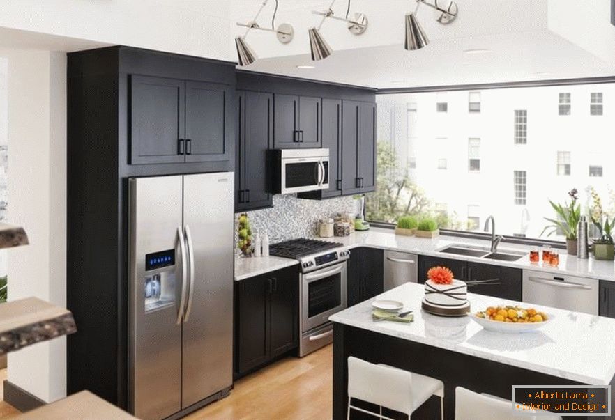Combinația dintre un frigider din oțel și un mobilier închis în bucătărie