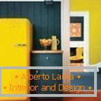 Combinația dintre un zid gri și un frigider galben