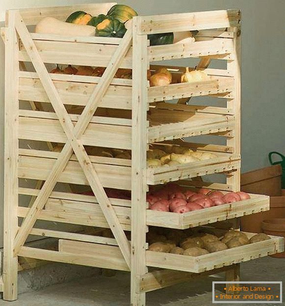 Rafturi din lemn pentru depozitarea legumelor în cămară