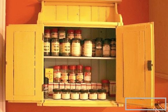 Spice cabinet pe peretele bucătăriei