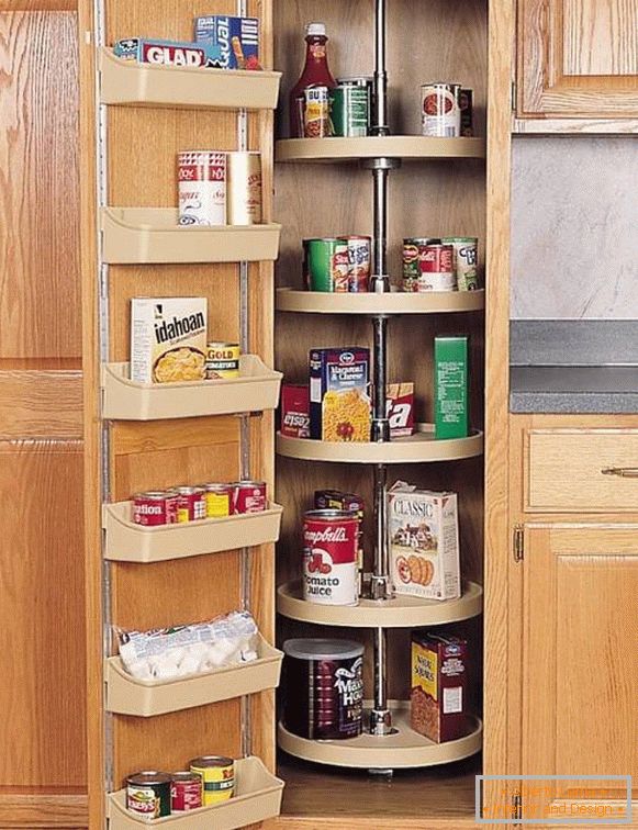 Rafturi confortabile pentru condimente și alte obiecte din bucătărie