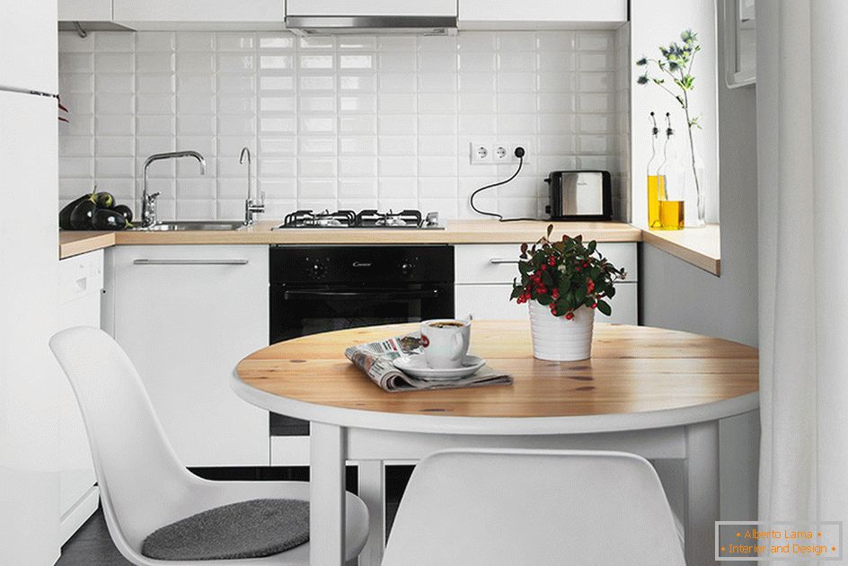 Bucătărie cu sală de mese în culoare albă