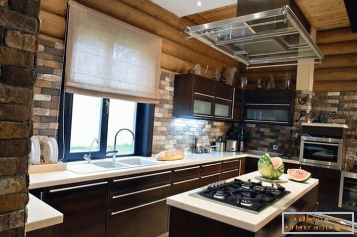 Finisajul din cărămizi arată organic pe fundalul cadrului din lemn. Combinația exclusivă cu mobilier și aparate moderne reprezintă o soluție avantajoasă pentru decorarea bucătăriei într-o casă de sat.