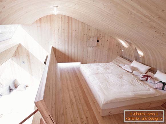 Interiorul dormitorului unei cabane mici Ufogel în Austria