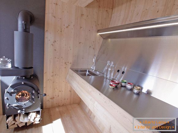 Interiorul bucătăriei casei mici Ufogel în Austria