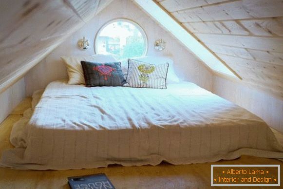 Dormitor de o cabană mică pe roți