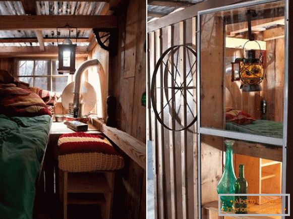 Decorul interior al unei mici cabane din lemn