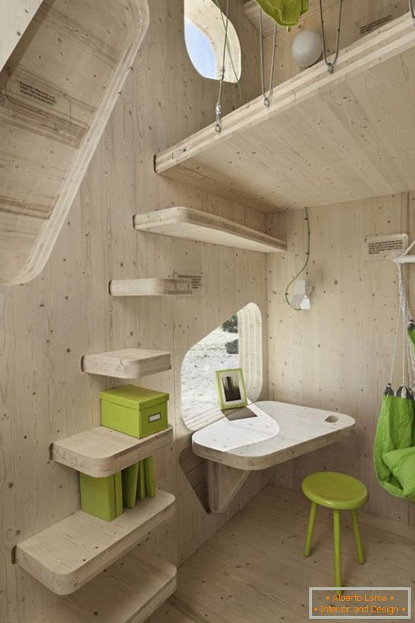 Cabinetul unei cabane mici de lemn
