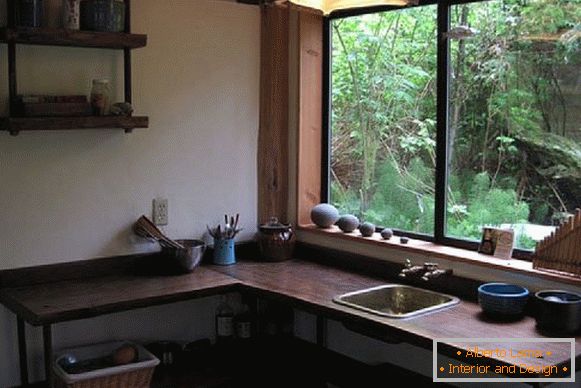Bucătărie a unei cabane forestiere mici din Japonia