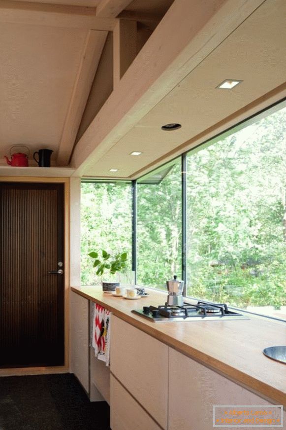 Interiorul bucătăriei unei cabane mici din Finlanda
