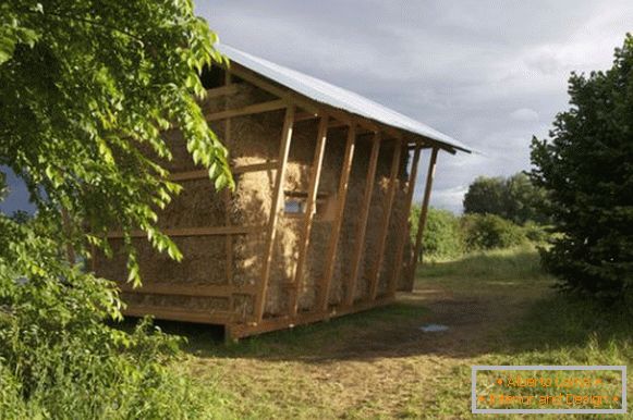 Aspectul cabanei ecologice mici din Franța
