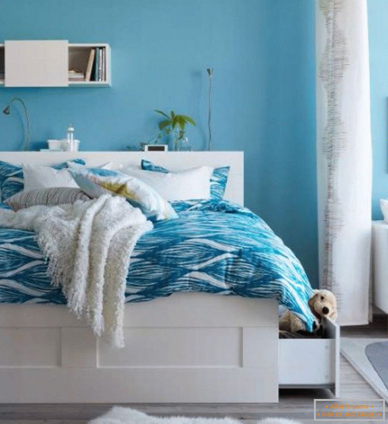 albastru-cer-Ikea Childrens-cearceafuri-cu-curbat-model-in-alb-lemn-lenjerie de pat-over-laminat-podea, de asemenea, alb-păroasă-covor-și-mici-simplu-dulap-1024x1120